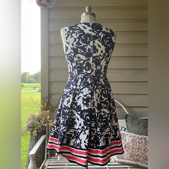 LIKE NEW Liz Claiborne Dress Navy and White Floral | Size 4 - Picture 4 of 9